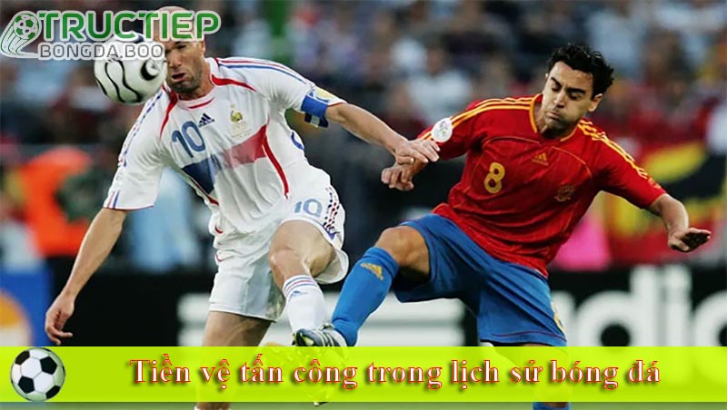 Tiền vệ tấn công trong lịch sử bóng đá